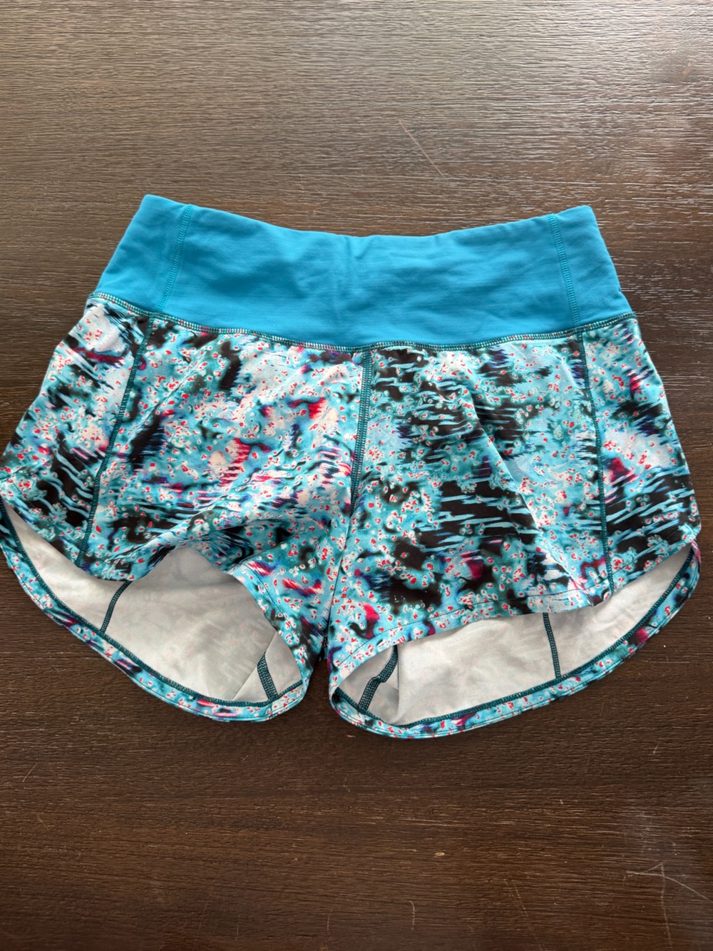 EUC Lululemon Women’s size 2 - Speed Up Mid-rise lined short